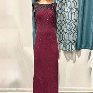Chic Sleeveless Burgundy Gown